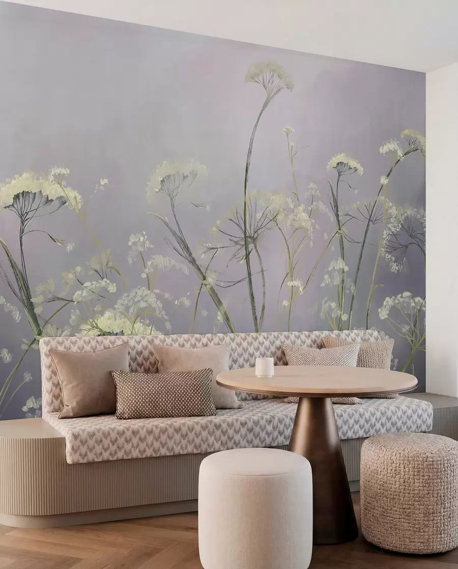 murales de pared Flores silvestres blancas en un campo brumoso con un fondo gris suave y borroso w00903