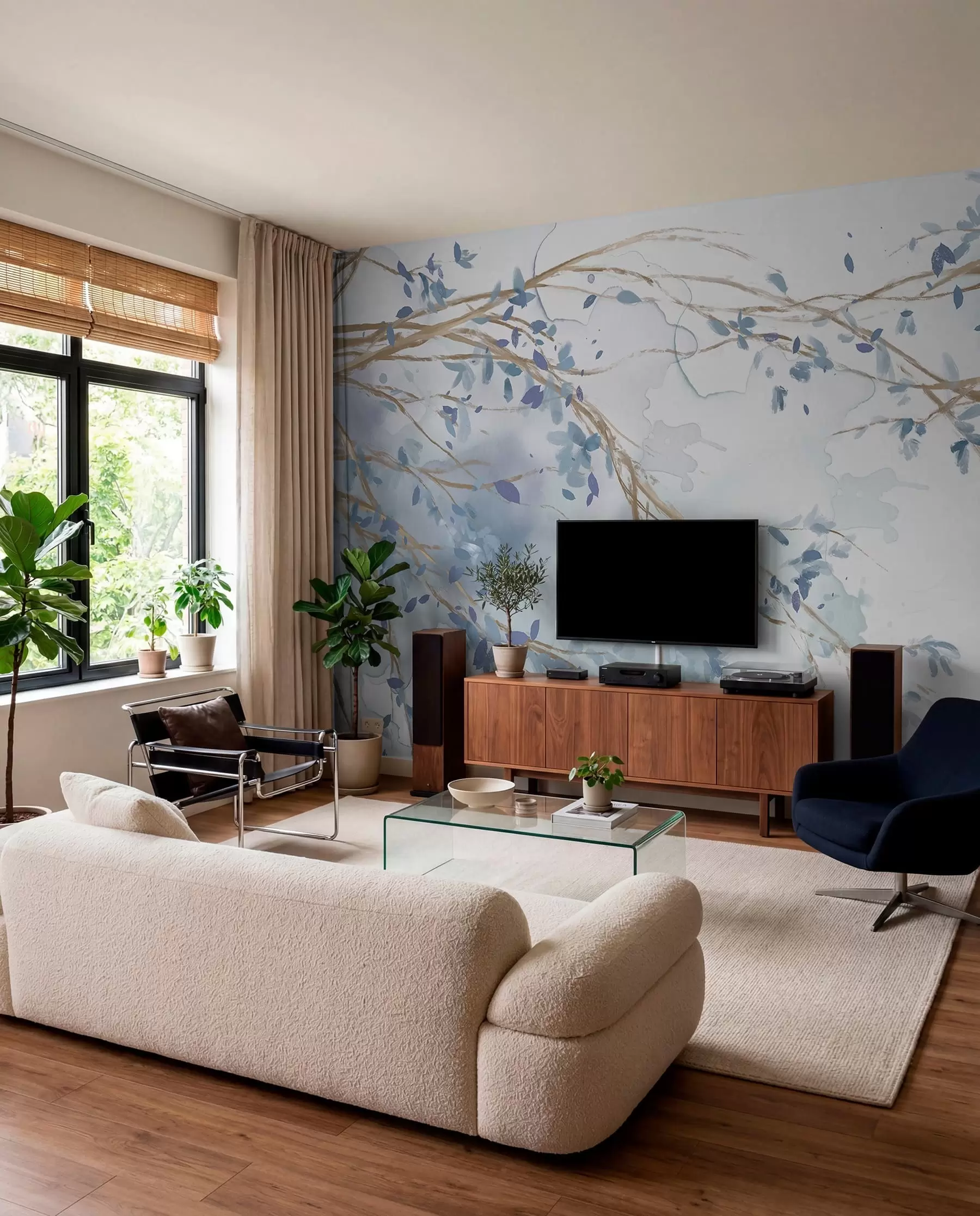 murales de pared Delicadas ramas florales azules y blancas con fondo de acuarela suave y borroso w07919
