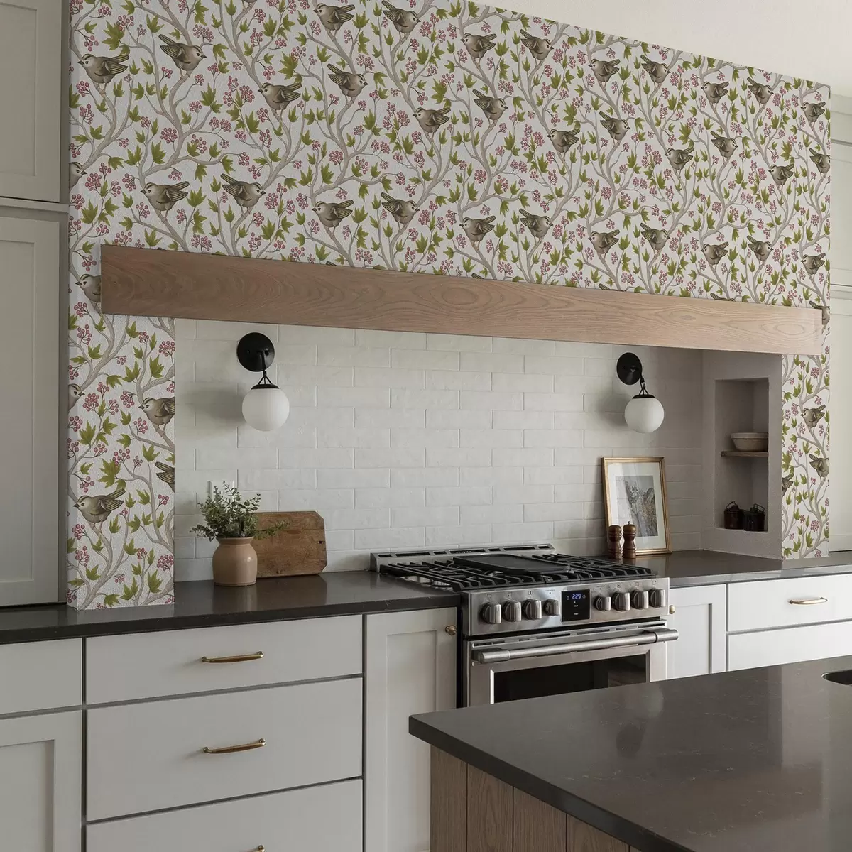 Papel pintado Pájaros sobre ramas con hojas y bayas sobre fondo blanco a00283