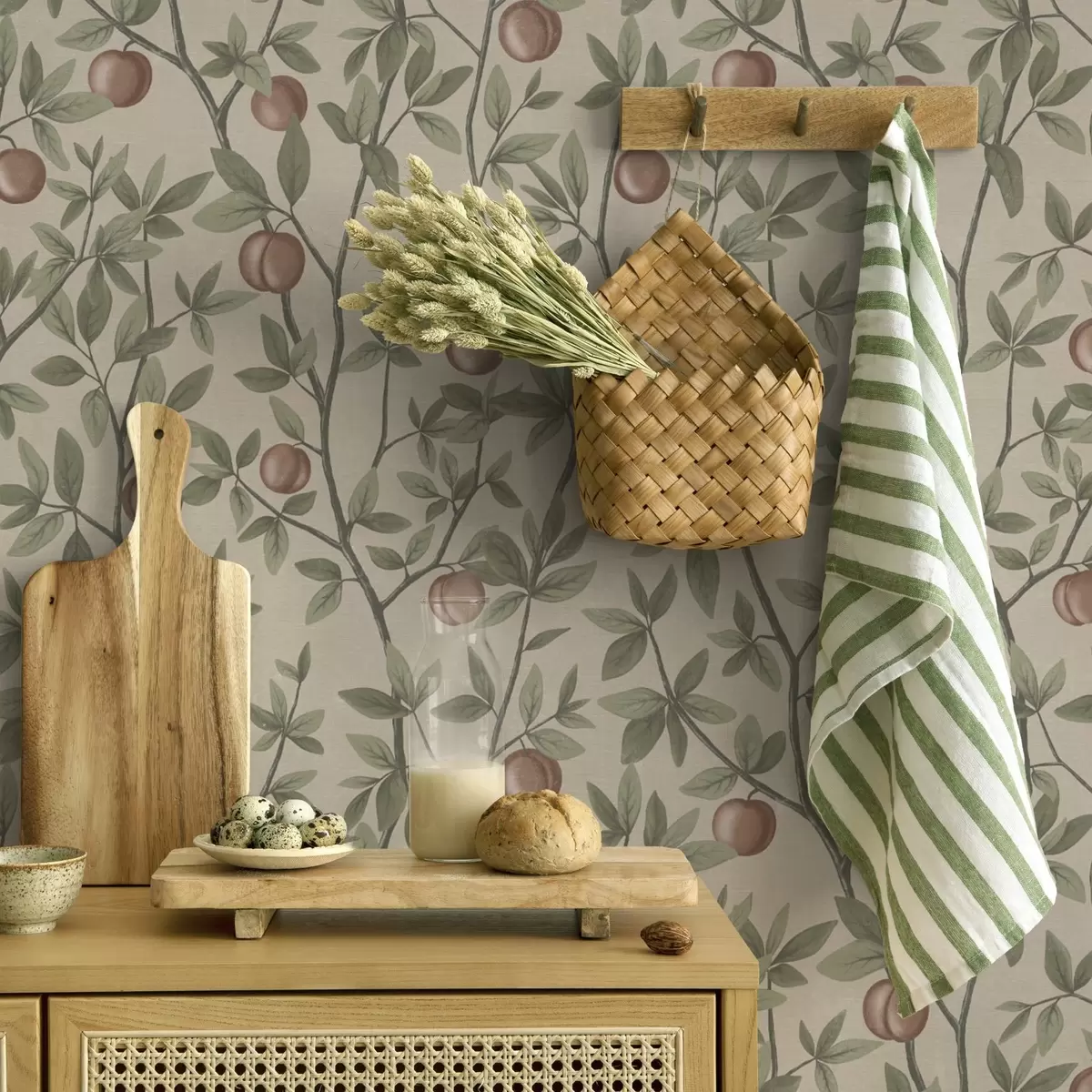 Papel pintado Melocotones en ramas con hojas verdes sobre fondo beige a00429