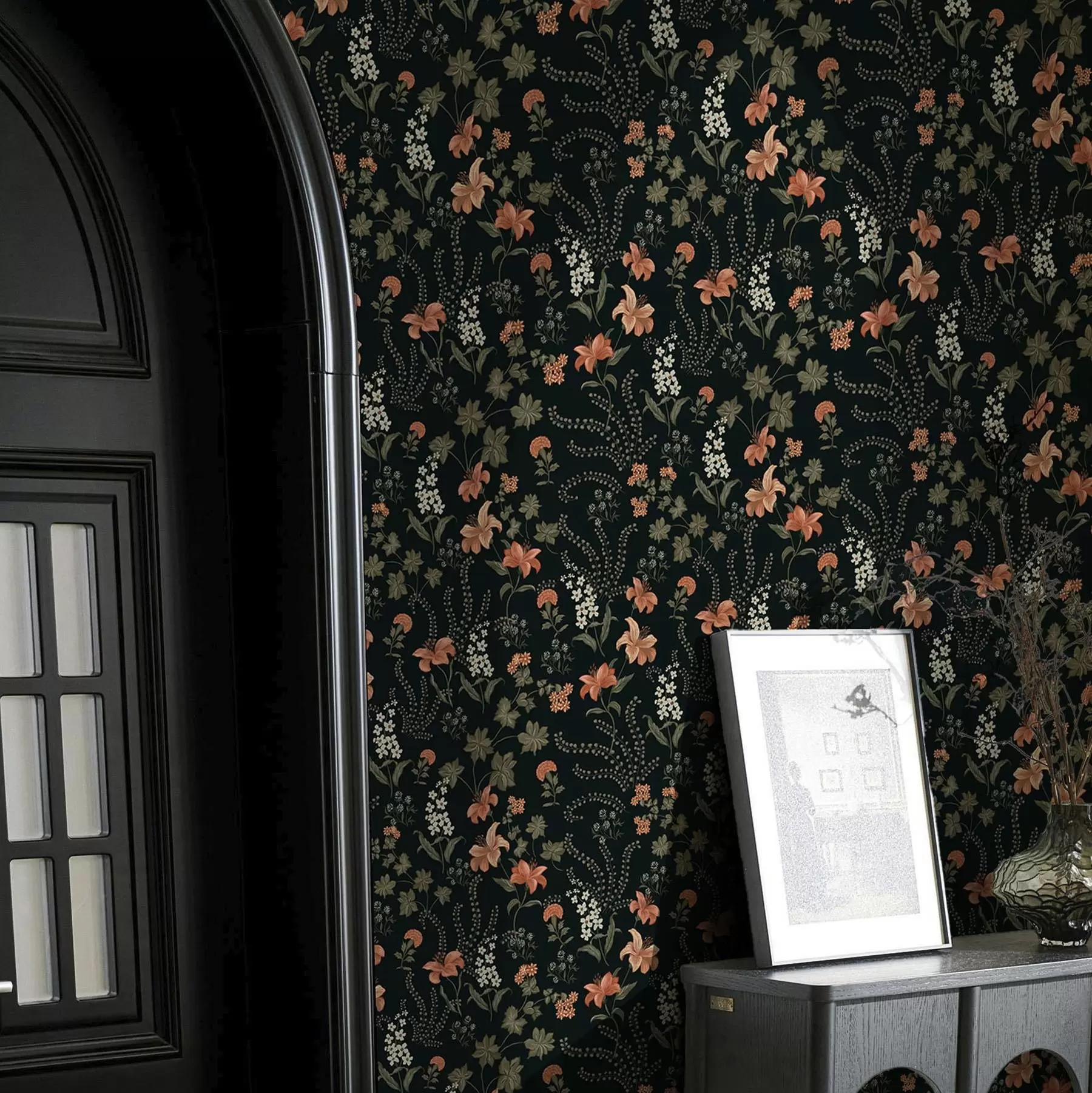 murales de pared Lirios naranjas y pequeñas flores sobre fondo negro a00463