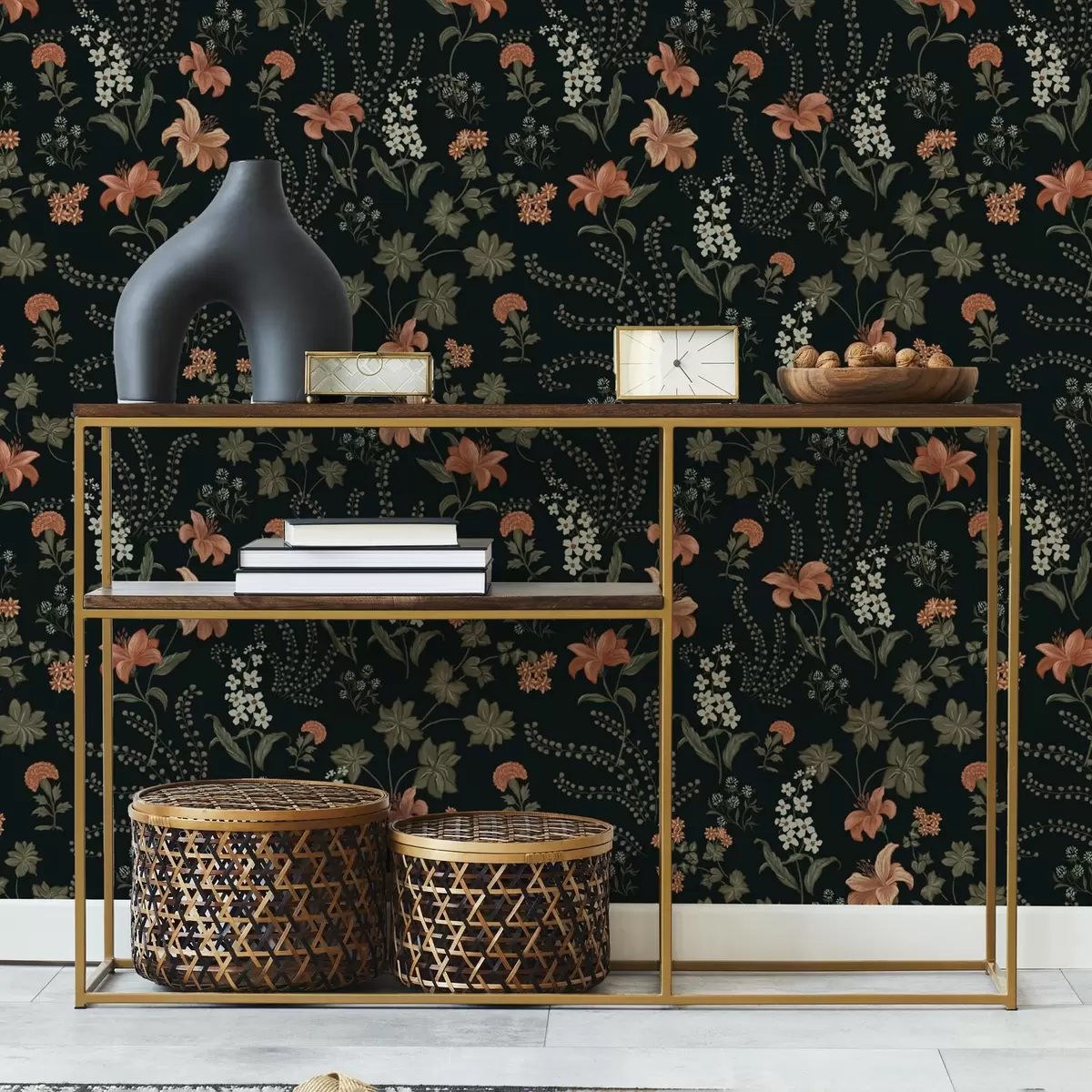 Papel pintado Lirios naranjas y pequeñas flores sobre fondo negro a00463