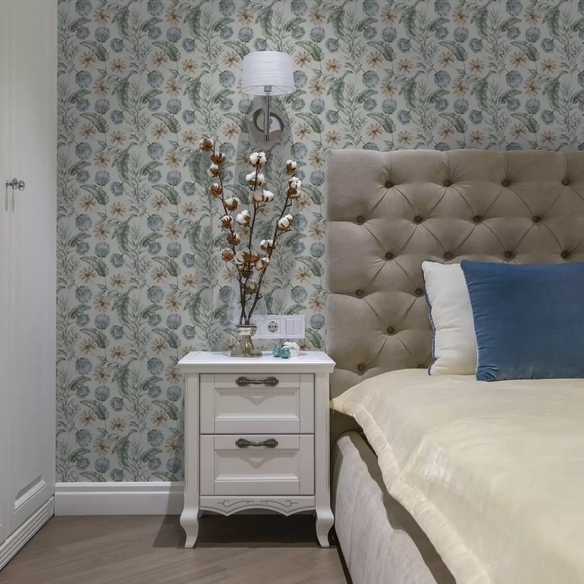 Papel pintado Motivo botánico con alcachofas y hojas tropicales a00340