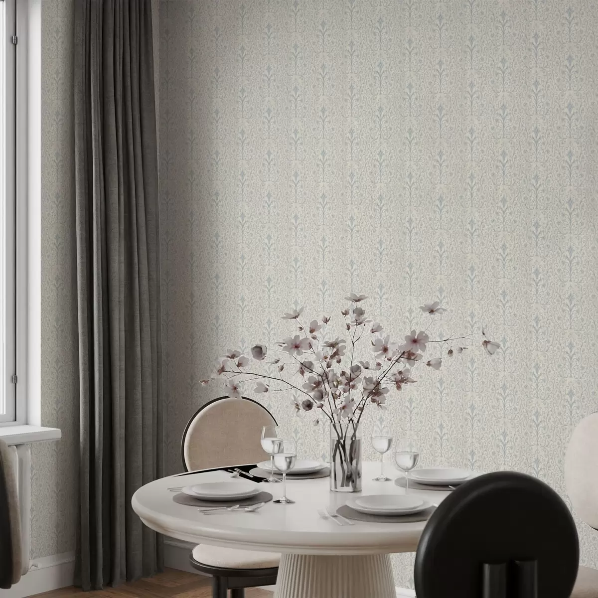 Papel pintado Damasco azul con volutas sobre fondo crema a00578