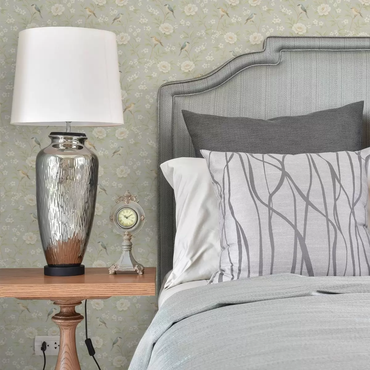 Papel pintado Pájaros entre flores blancas sobre un fondo gris verdoso a00583