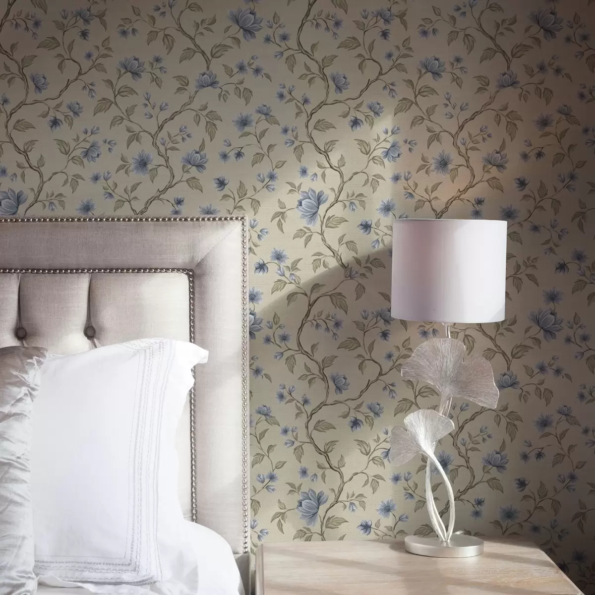 Papel pintado Ramas con flores azules sobre fondo beige lino a00590