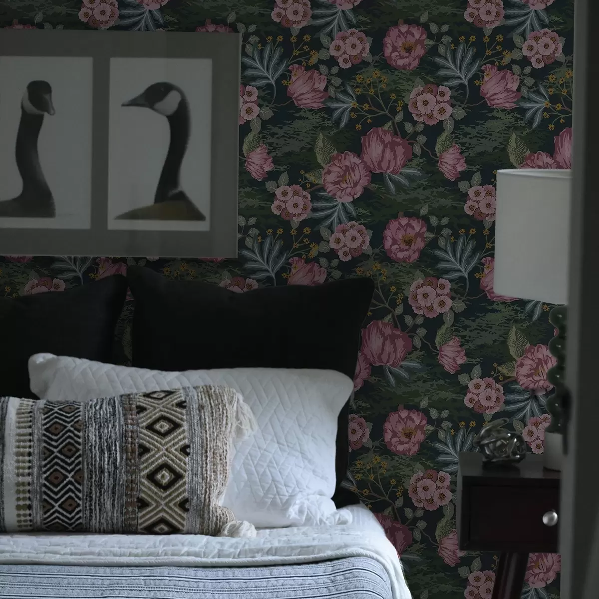 Papel pintado Flora oscura con flores y hojas rosadas, fondo intenso a00724