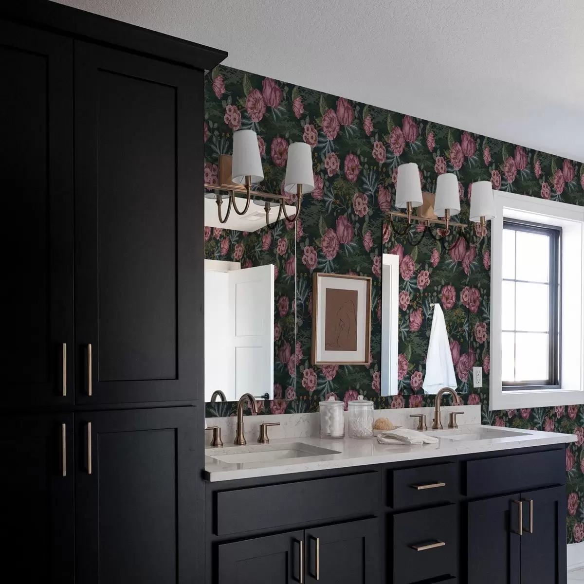 Papel pintado Flora oscura con flores y hojas rosadas, fondo intenso a00724