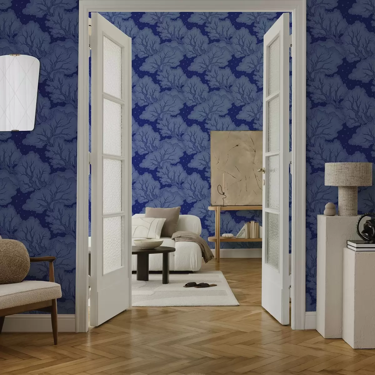 Papel pintado Siluetas de árboles bajo un cielo estrellado en tonos azules a00798