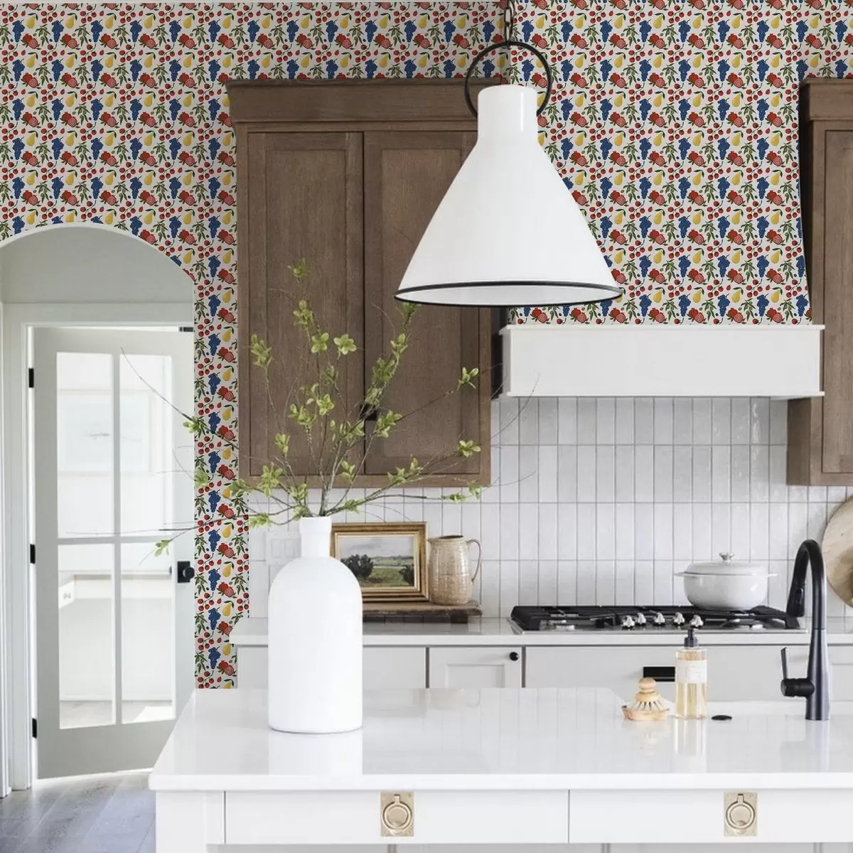 Papel pintado Fruta jugosa: granadas, uvas, peras sobre fondo blanco a00801