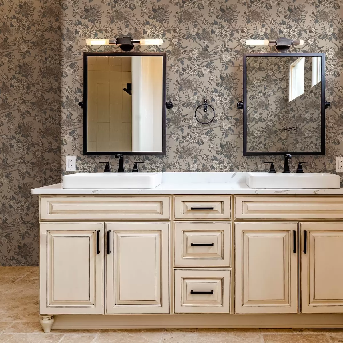 Papel pintado Flores grandes con hojas estampadas sobre un fondo beige cálido a00649