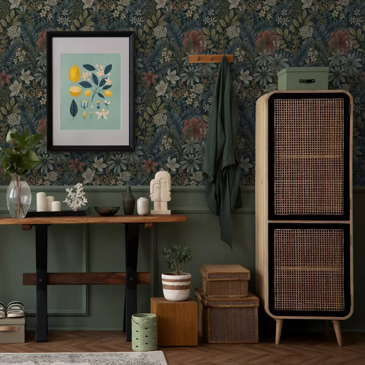 Papel pintado Fondo oscuro con densas flores y hojas en tonos cálidos a00678