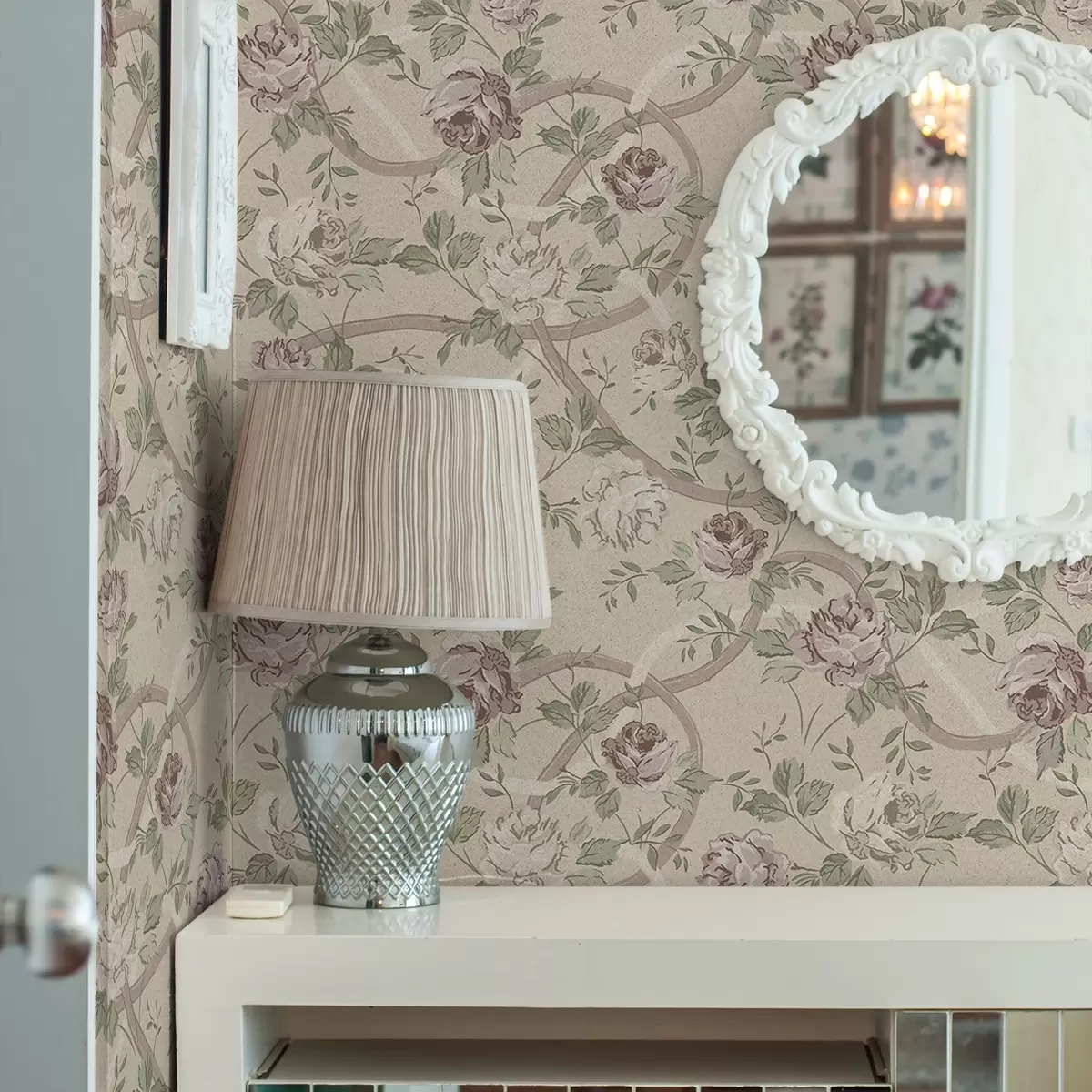 Papel pintado Rosas con hojas verdes sobre un fondo beige cálido a00729