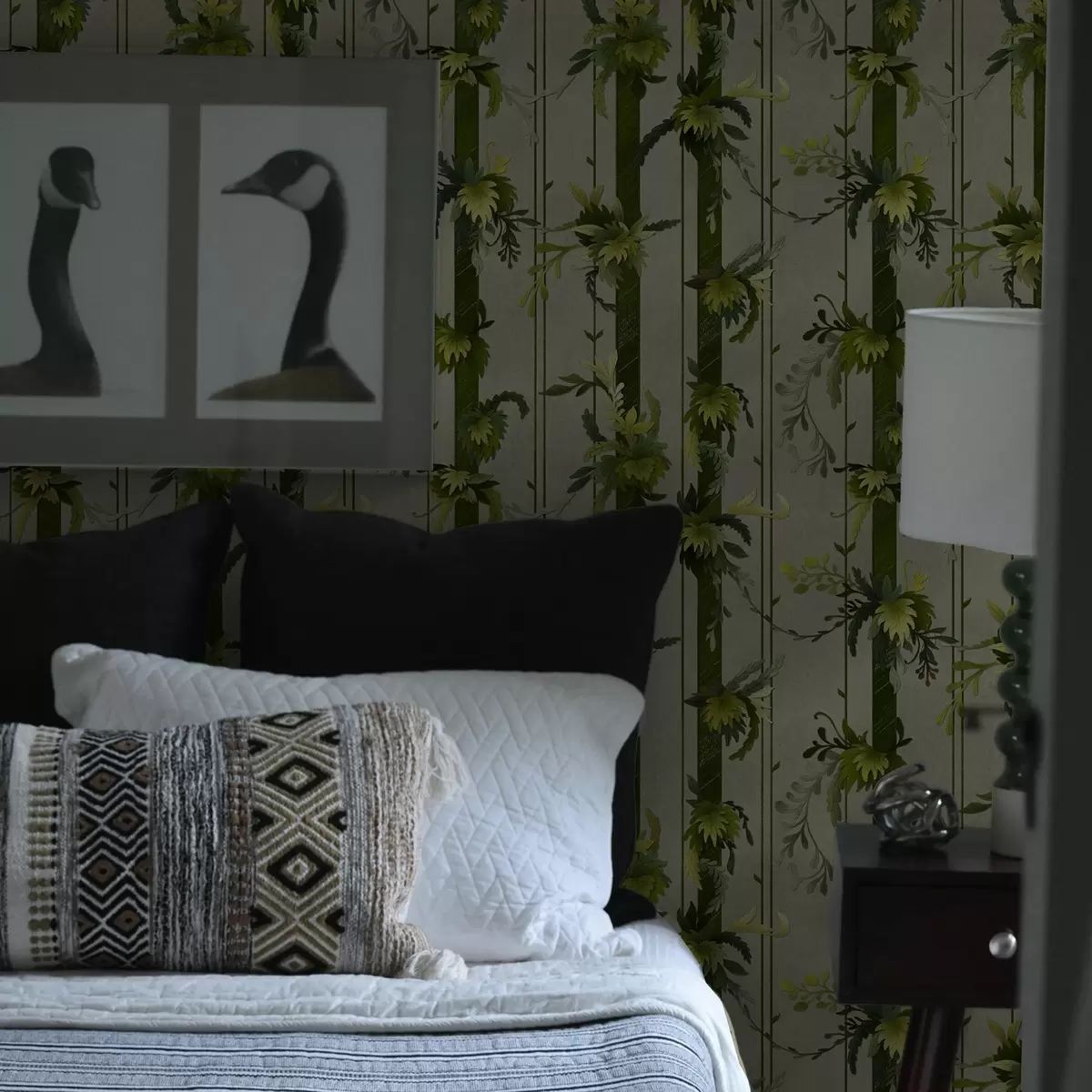 Papel pintado Hojas verdes en rayas verticales sobre fondo gris a00807v1