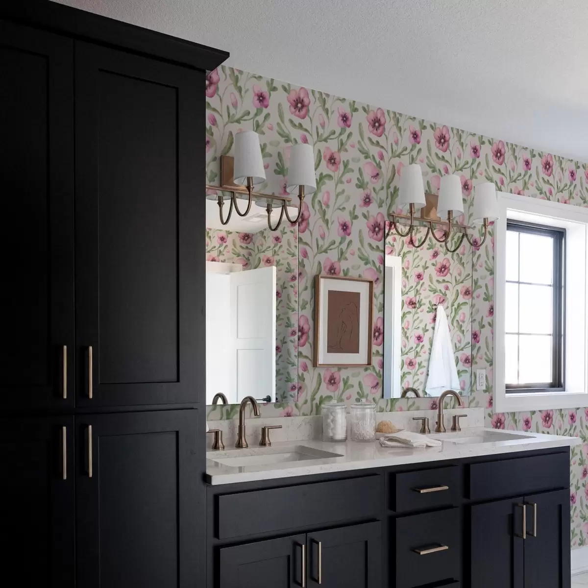 Papel pintado Delicadas amapolas rosas con hojas en técnica acuarela a00830