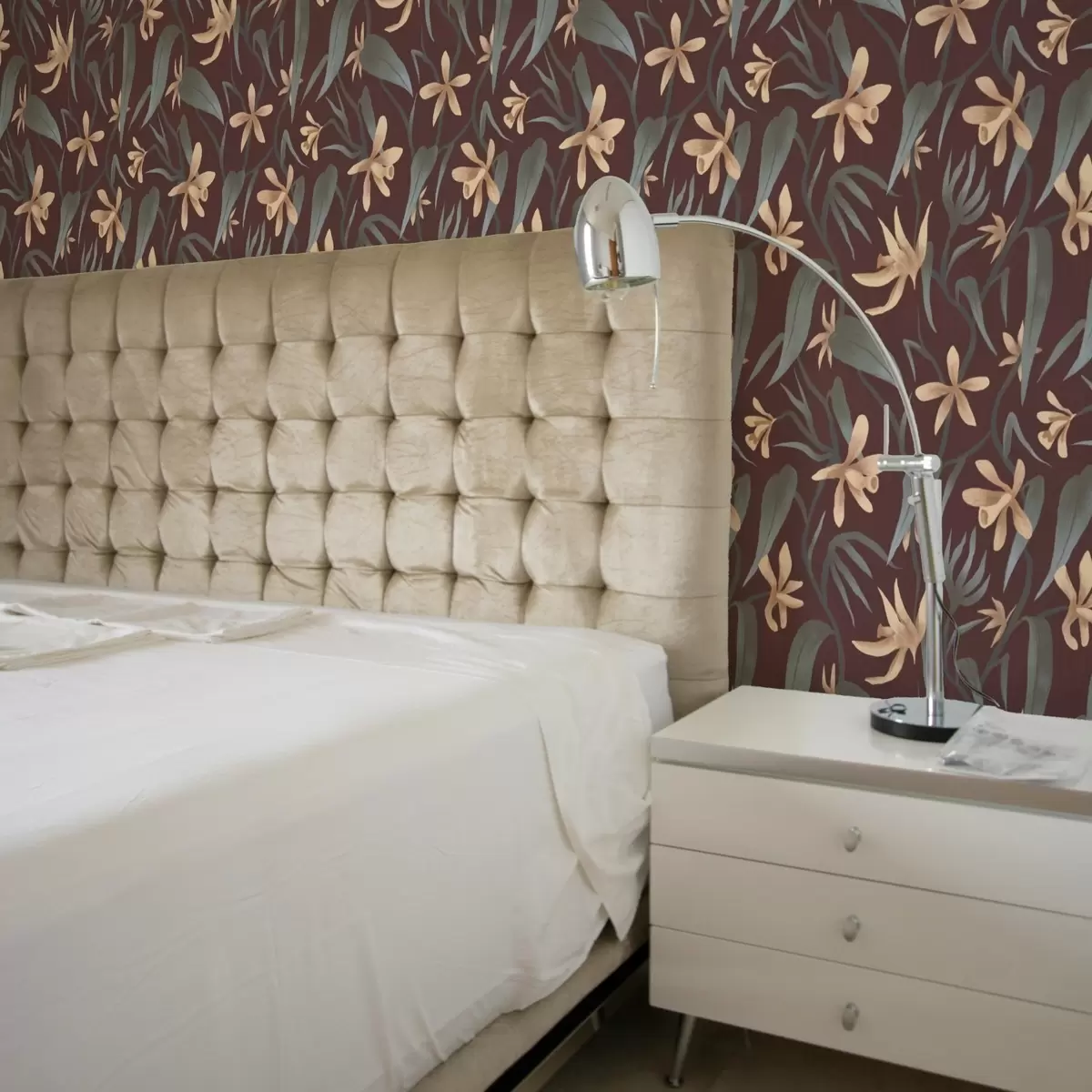 Papel pintado Flores color crema con hojas grises sobre fondo burdeos. a00833