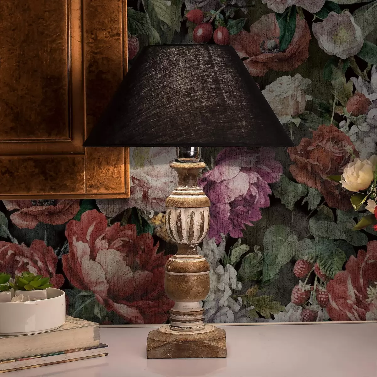 Papel pintado Peonías oscuras y dramáticas, bayas y mariposa sobre fondo negro. a00862