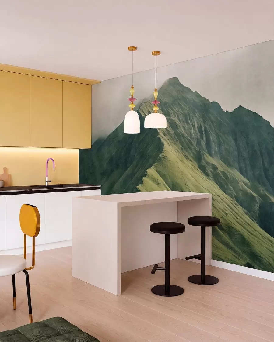 murales de pared Malaquita de montaña con laderas verdes y una cima envuelta en una suave bruma w05820