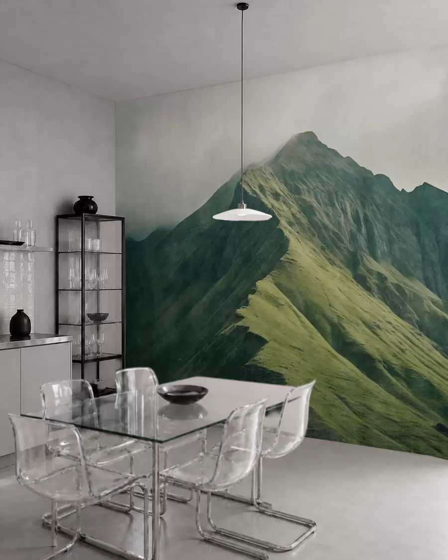 murales de pared Malaquita de montaña con laderas verdes y una cima envuelta en una suave bruma w05820